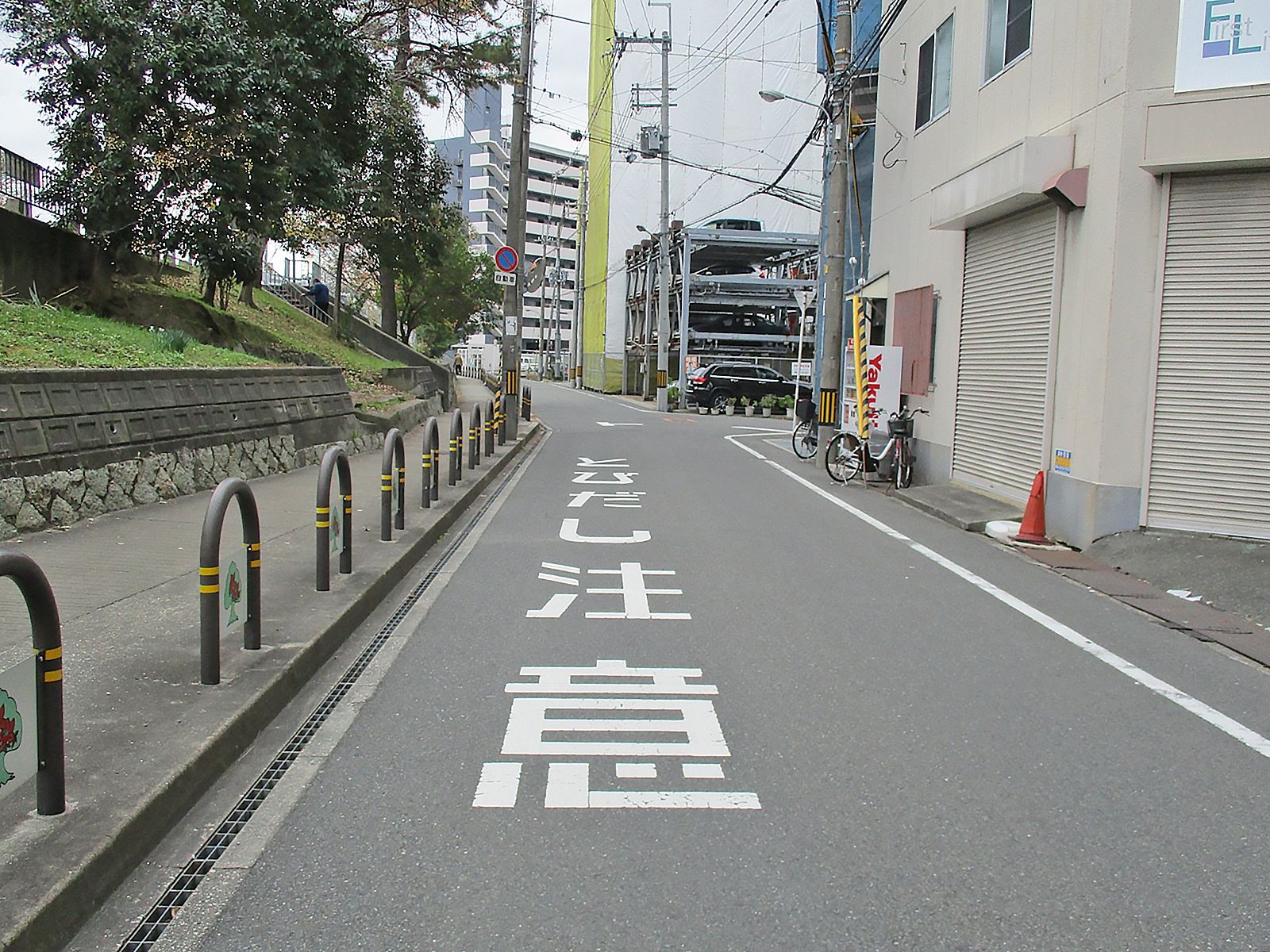 オフィスビル前面の通り