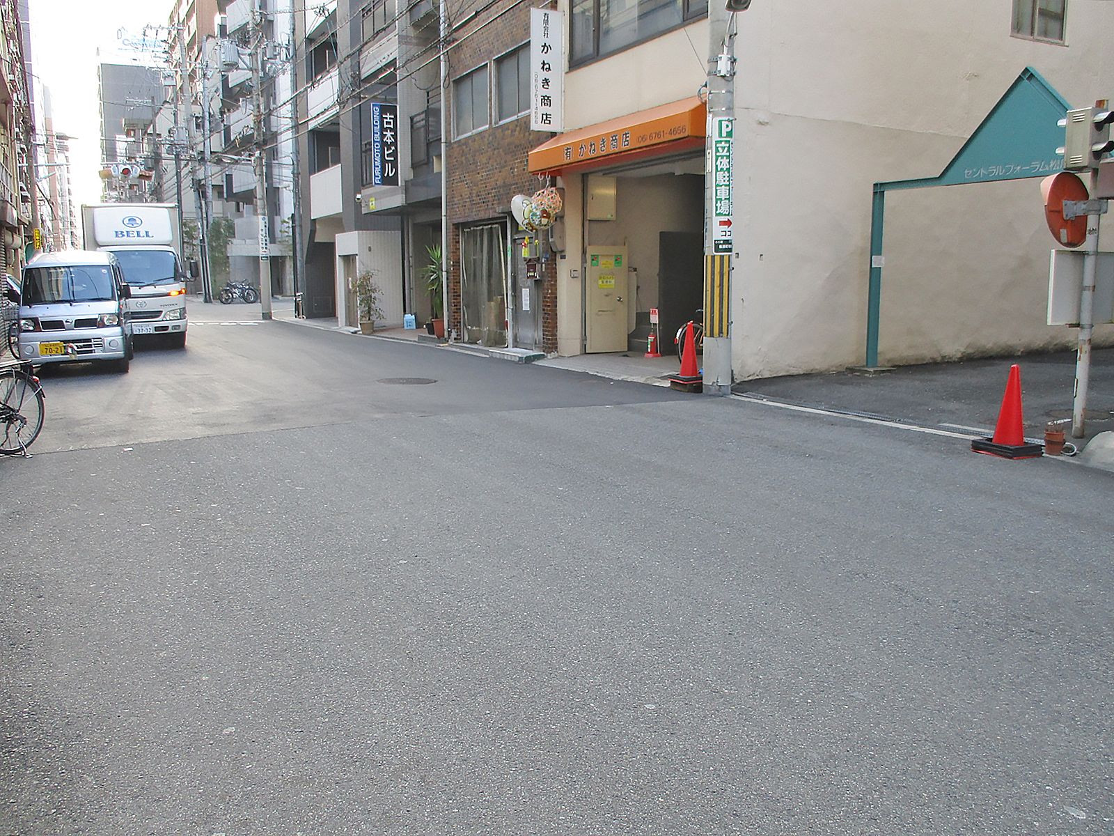 ヤオテックビル前面の通り