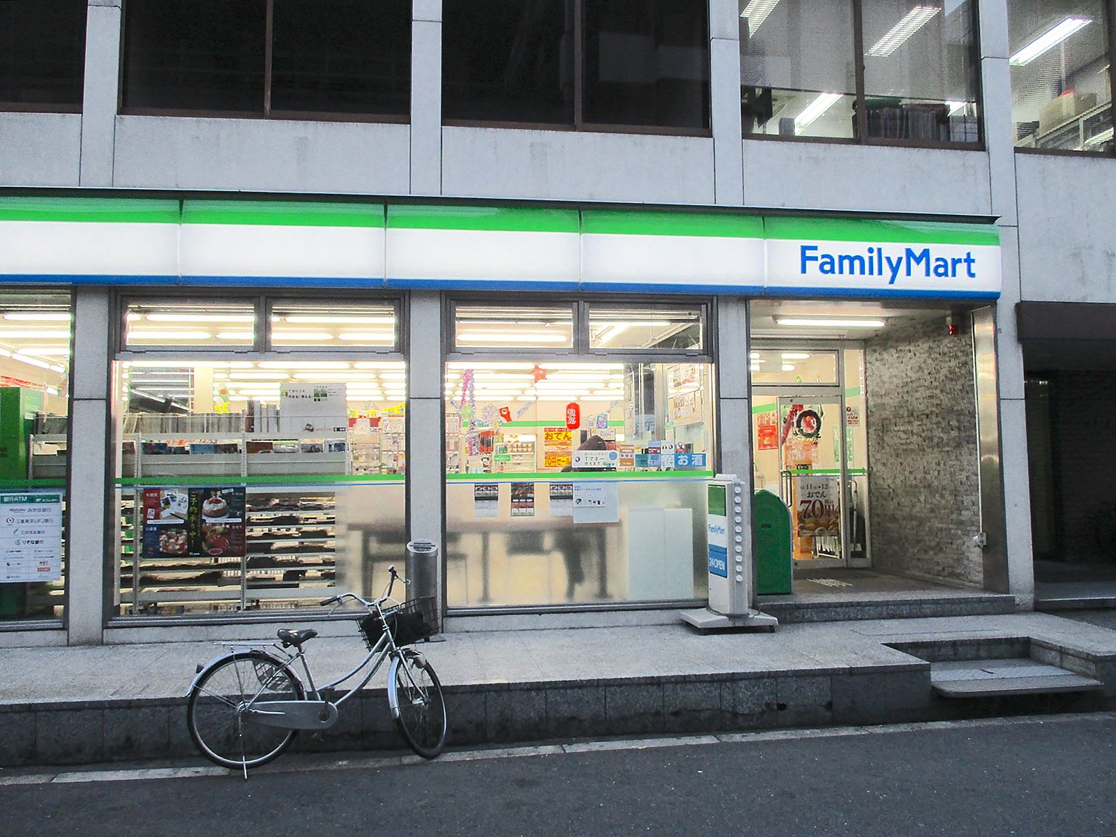 徒歩2分のファミリーマート南船場1丁目店