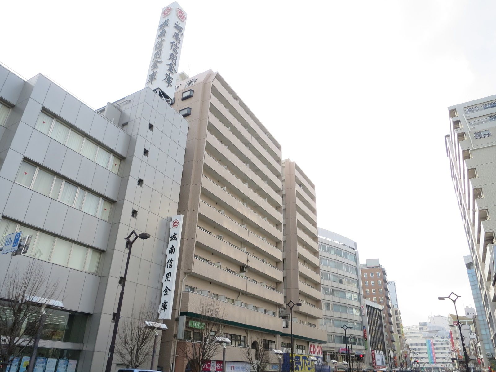 周囲はオフィス街