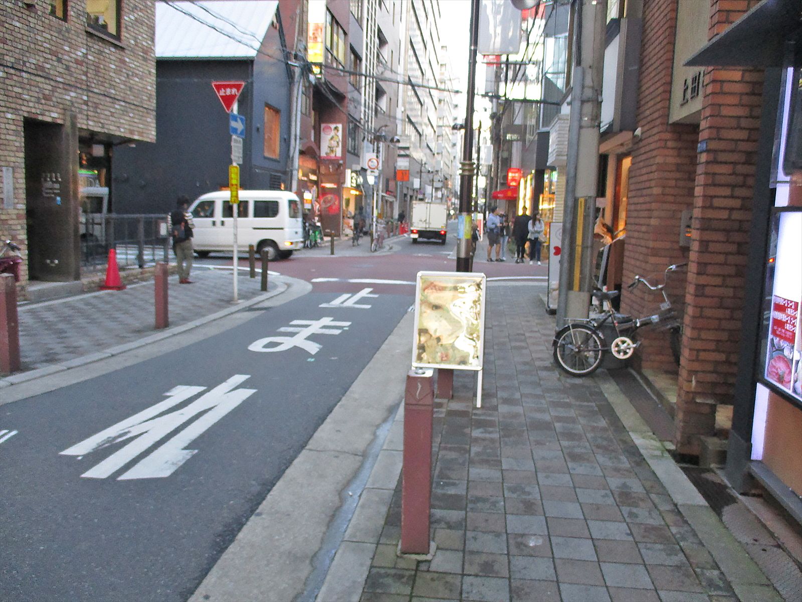 オフィスビル前面の通り