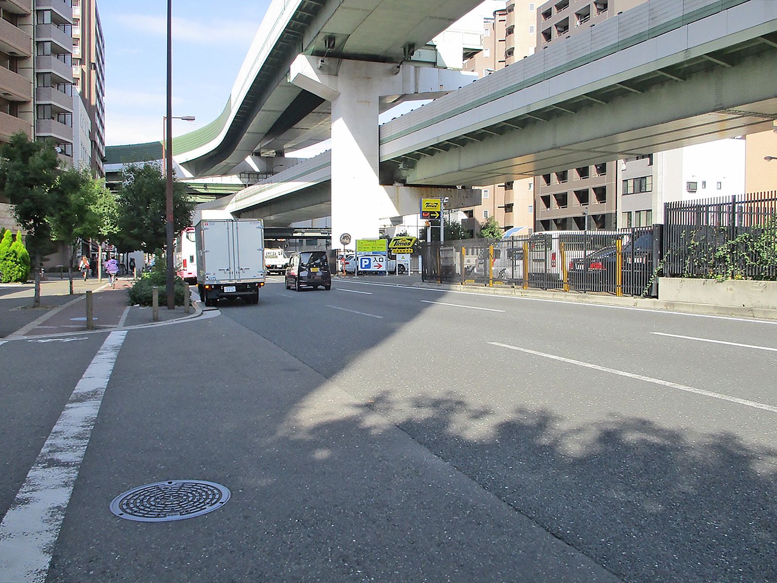 六甲立売堀ビル前面の新なにわ筋