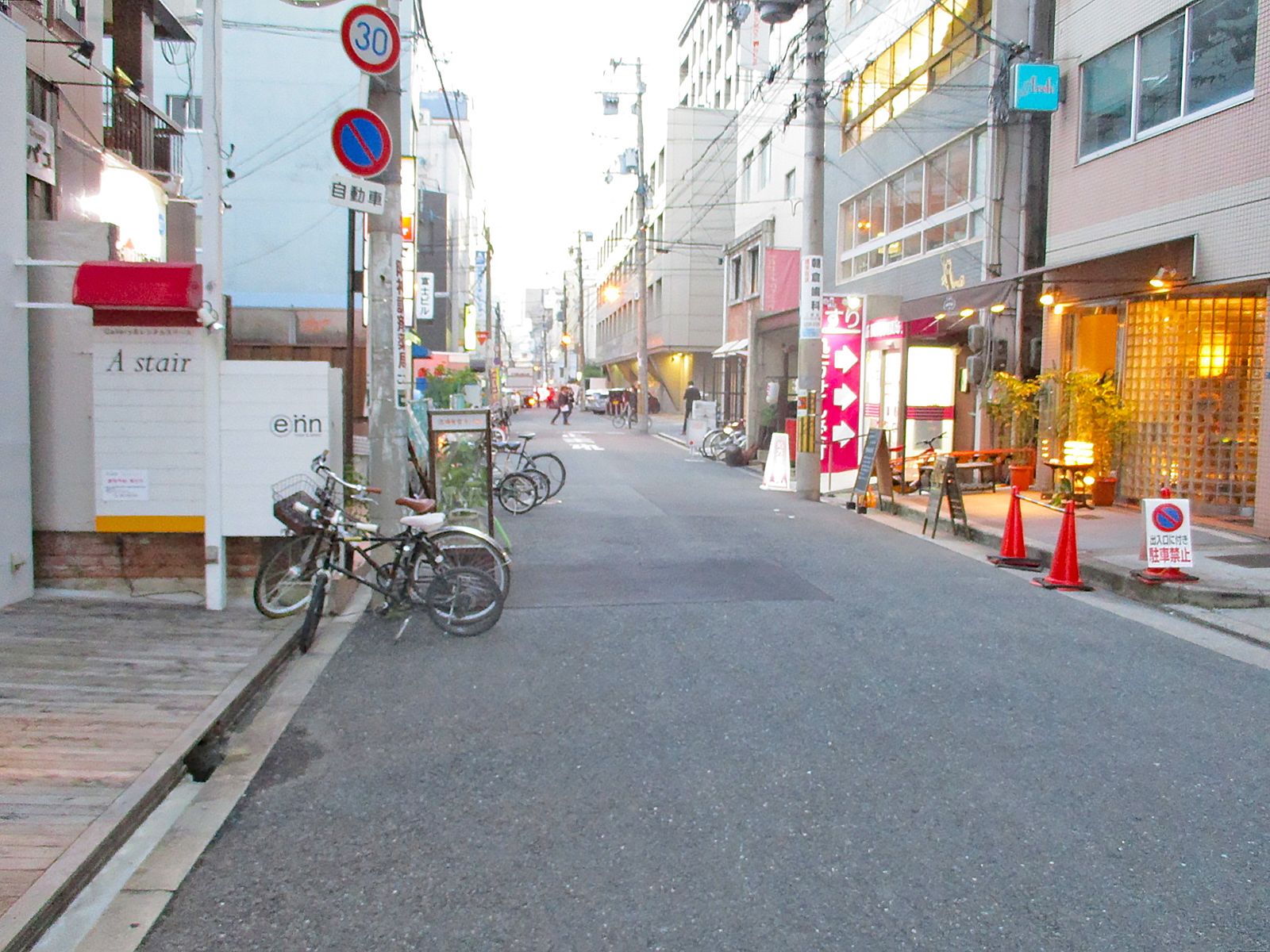 オフィスビル前の通り