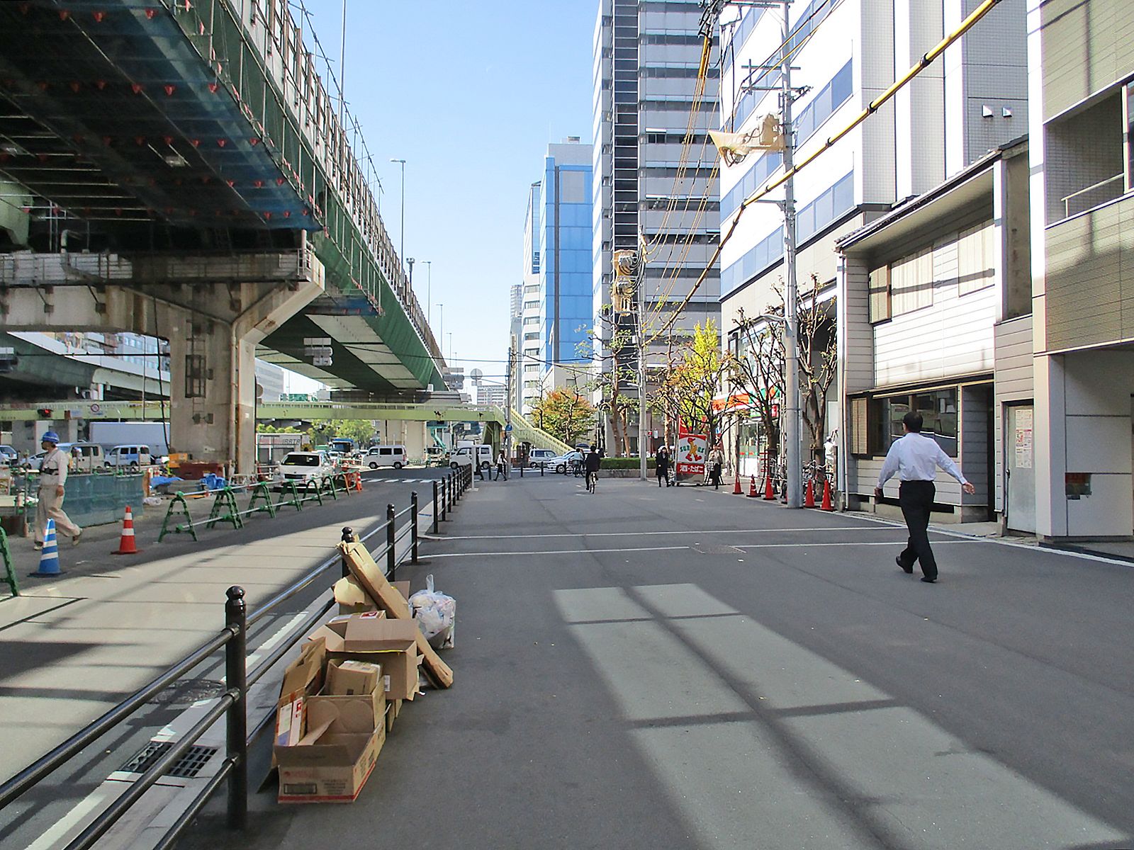オフィスビル前面の道路