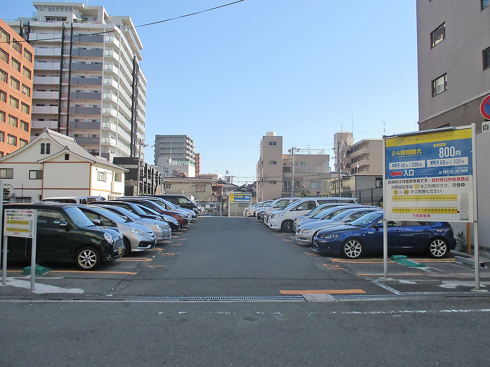 向かいの駐車場