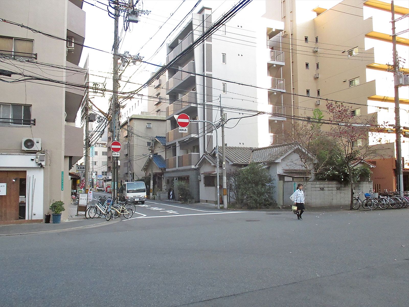 大阪OSビル前面の通り