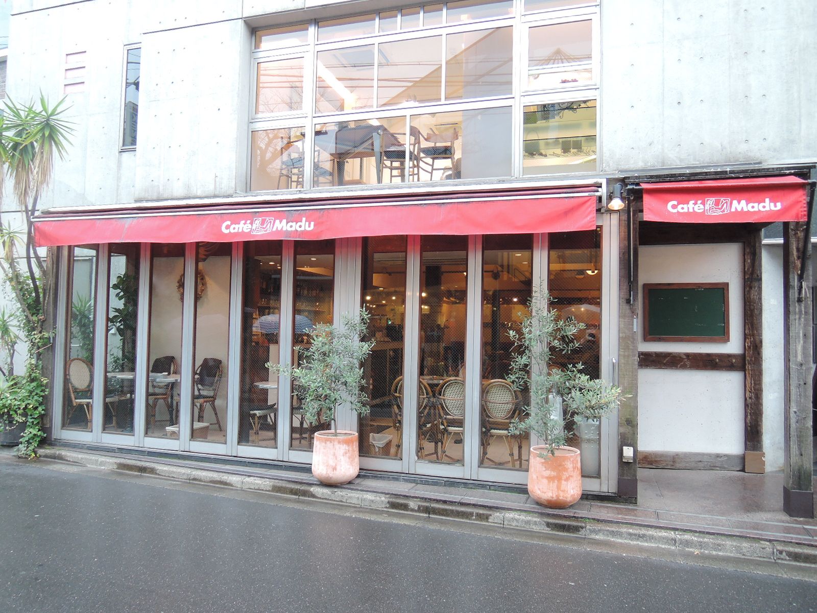 付近にはお洒落なカフェや飲食店が豊富