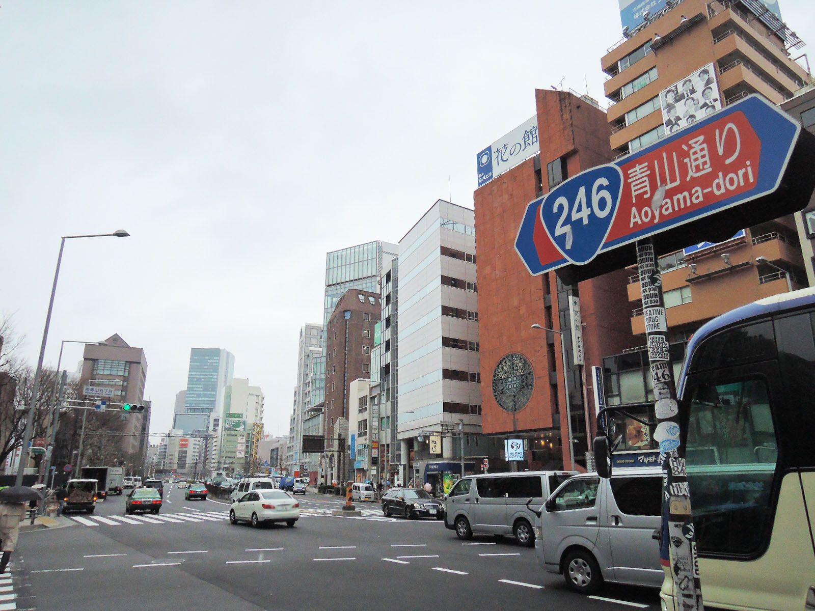 周辺は店舗やオフィスが多いエリア