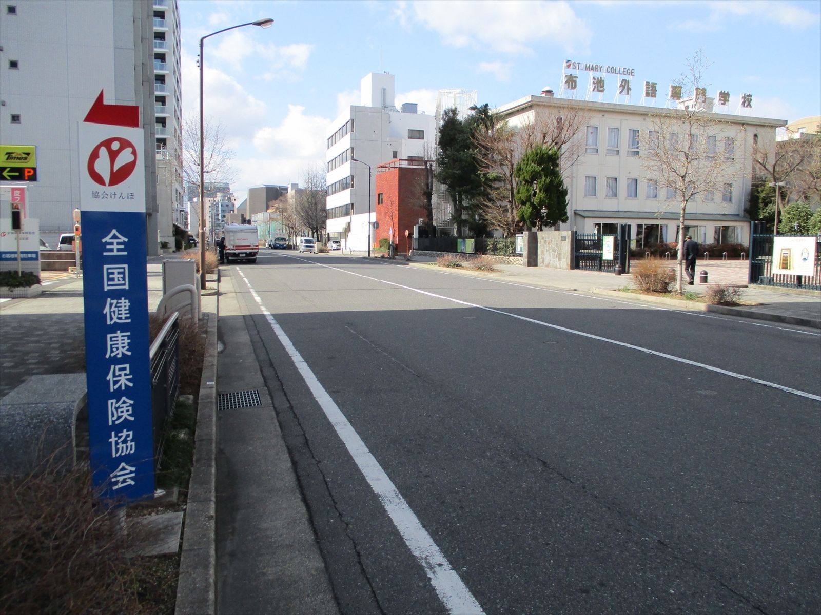 オフィスビル前の通り
