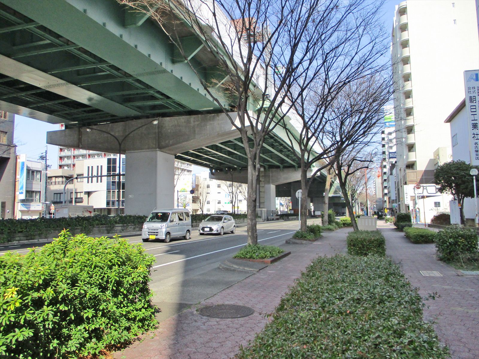 オフィスビル前面の通り