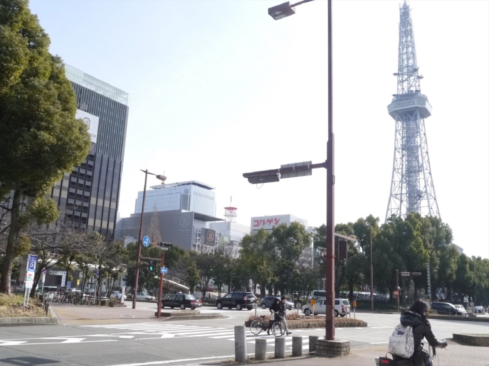 オフィスビル前の通り