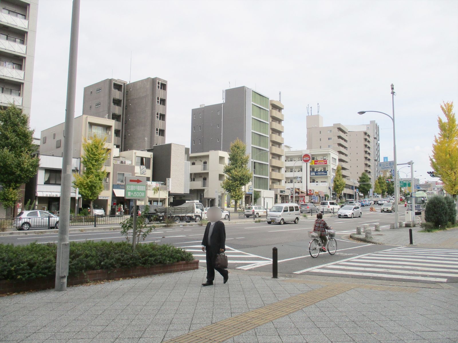 オフィスビル前の広小路通