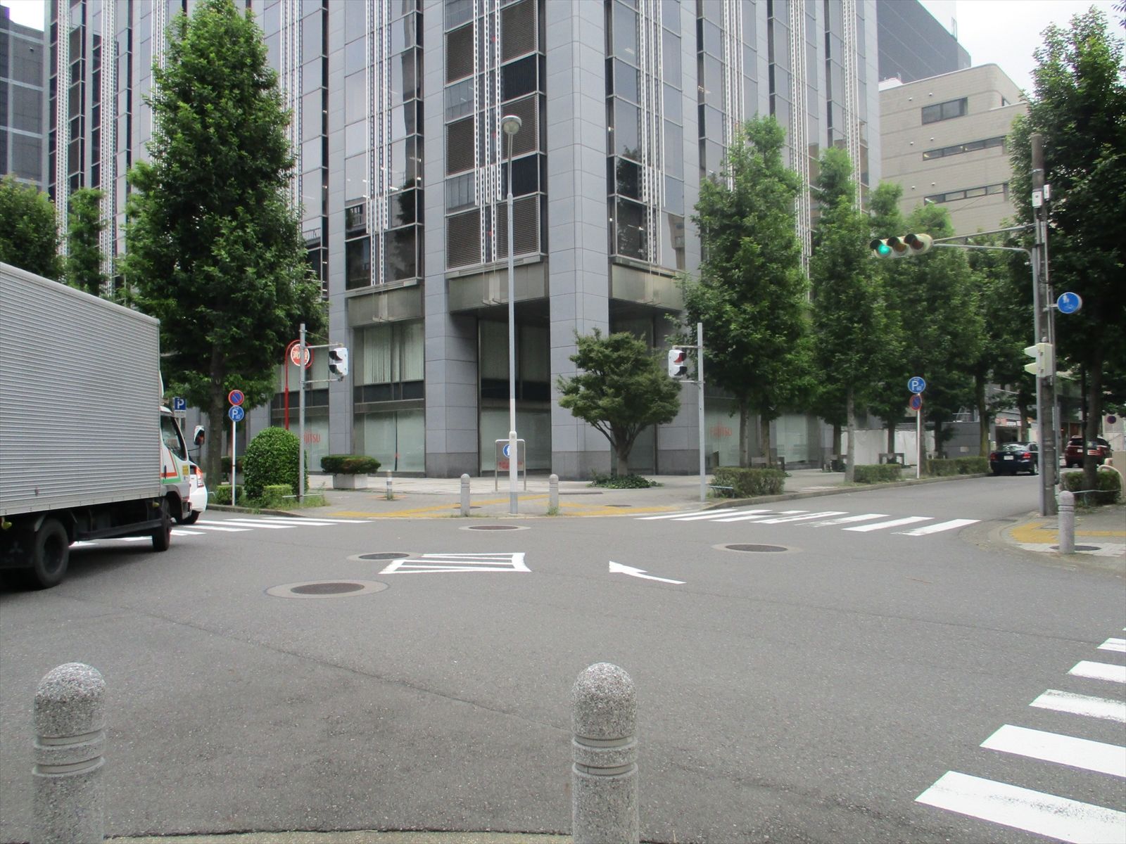 オフィスビル前の通り