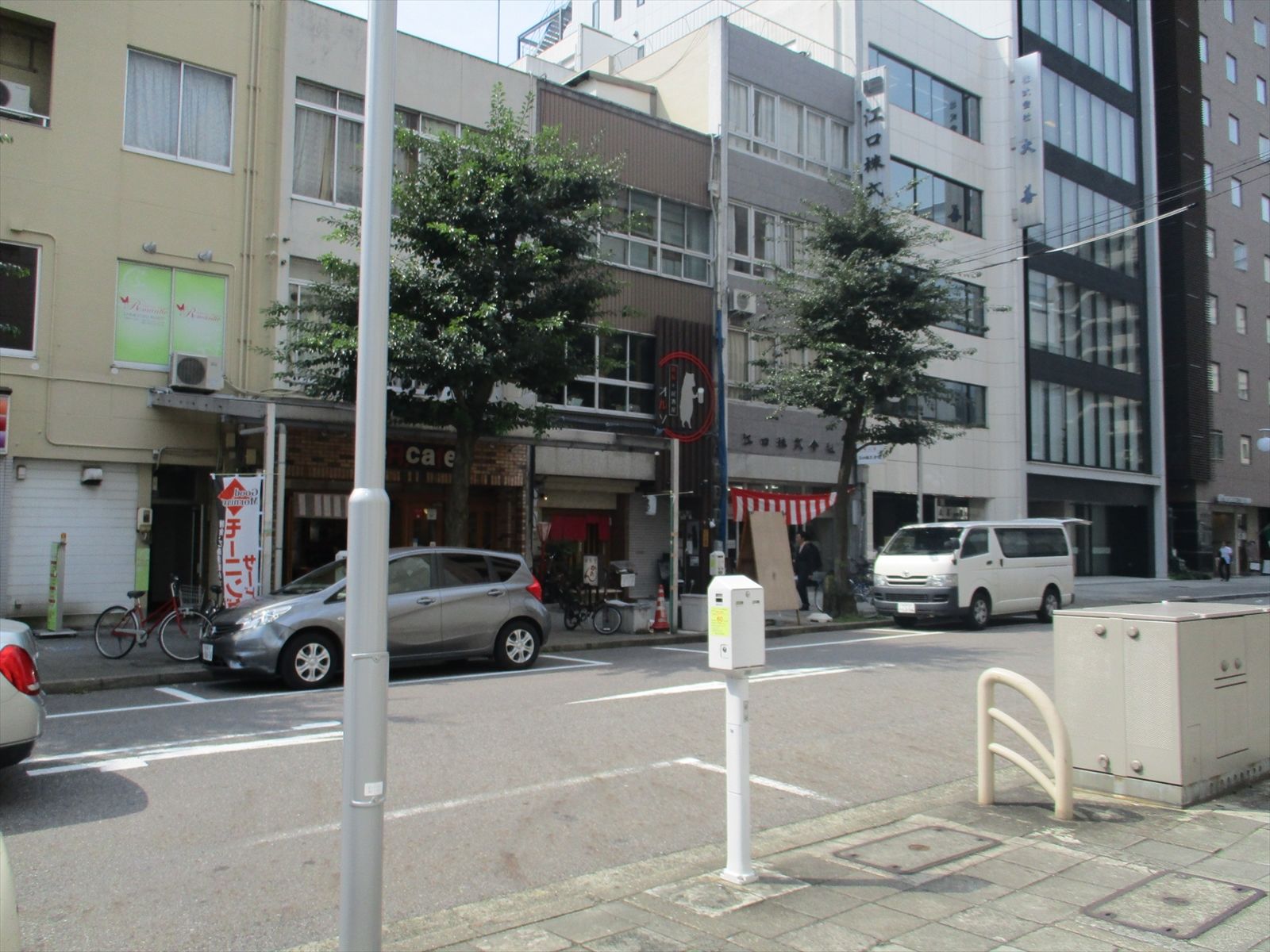 オフィスビル前の長島町通