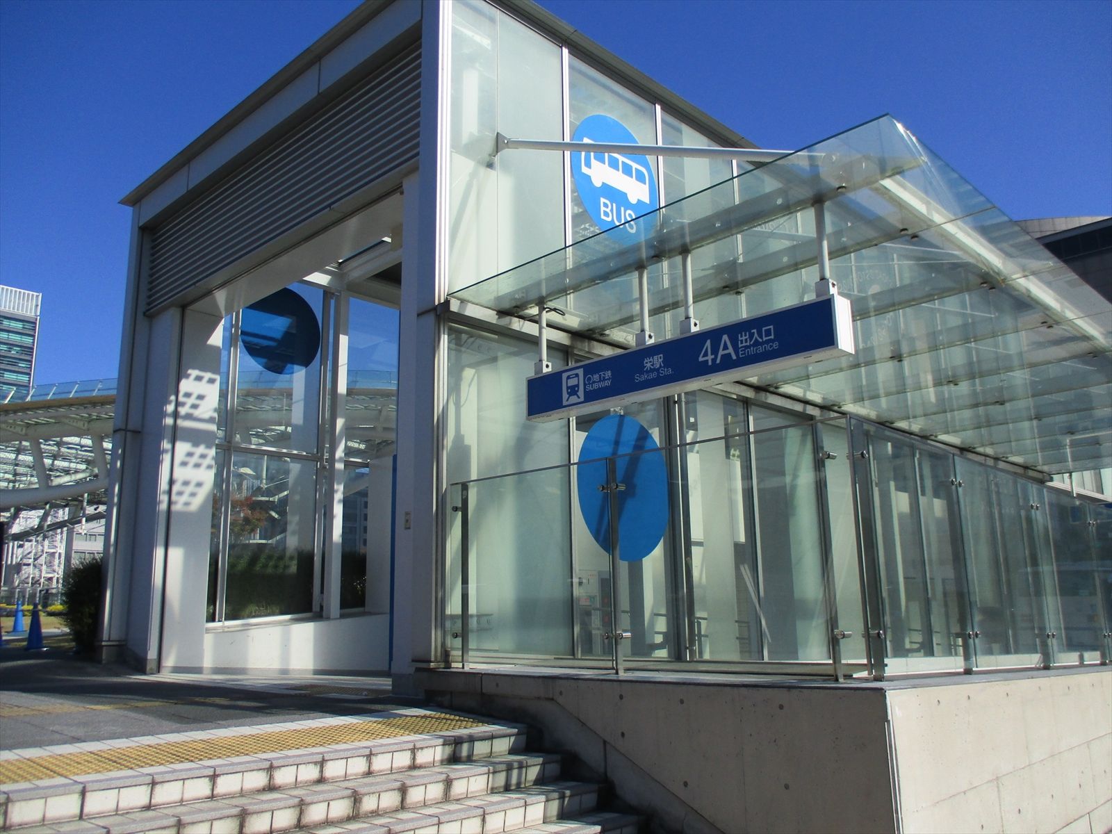最寄りの「栄駅」4A出入口