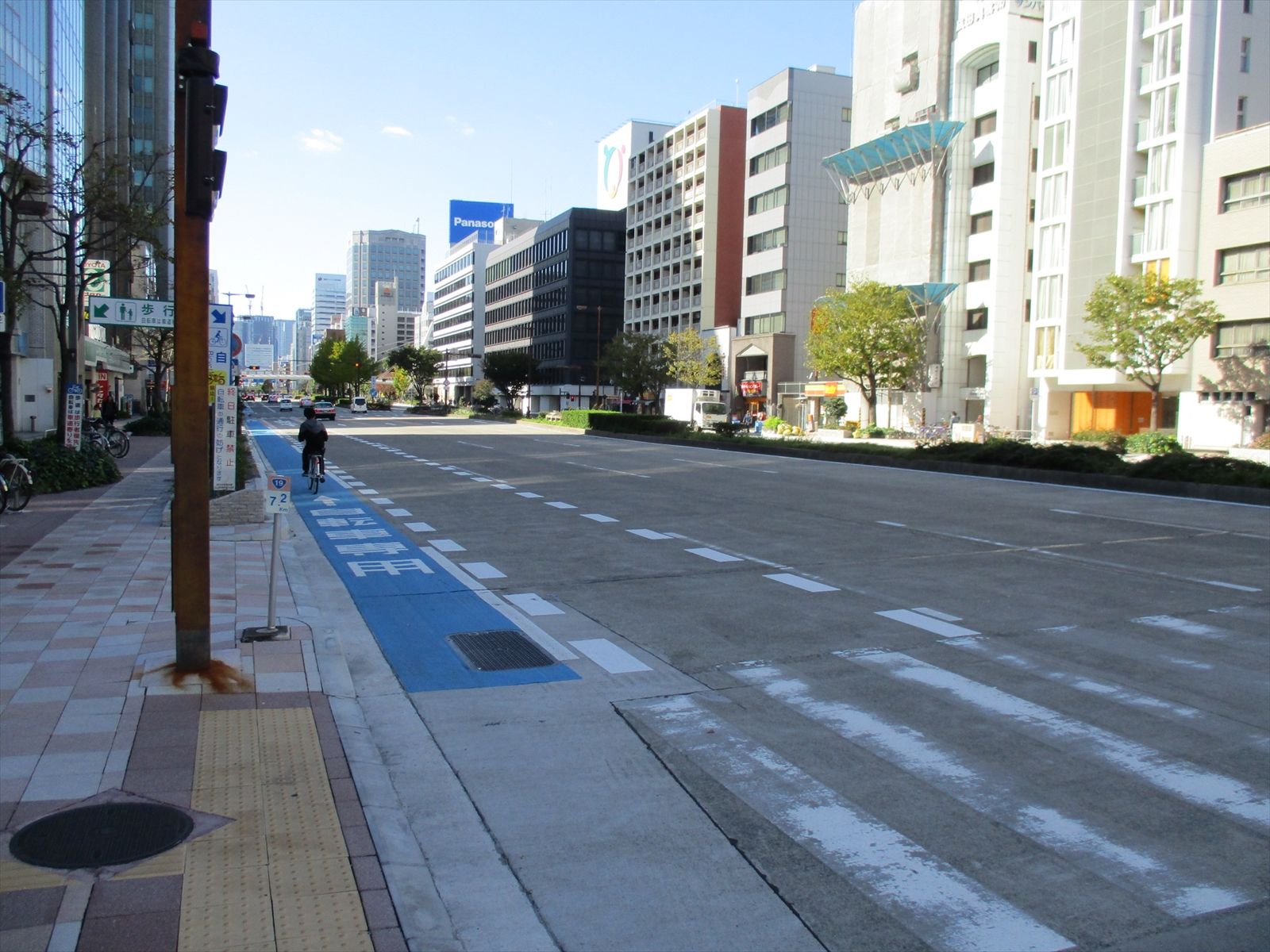 オフィスビル前の通り