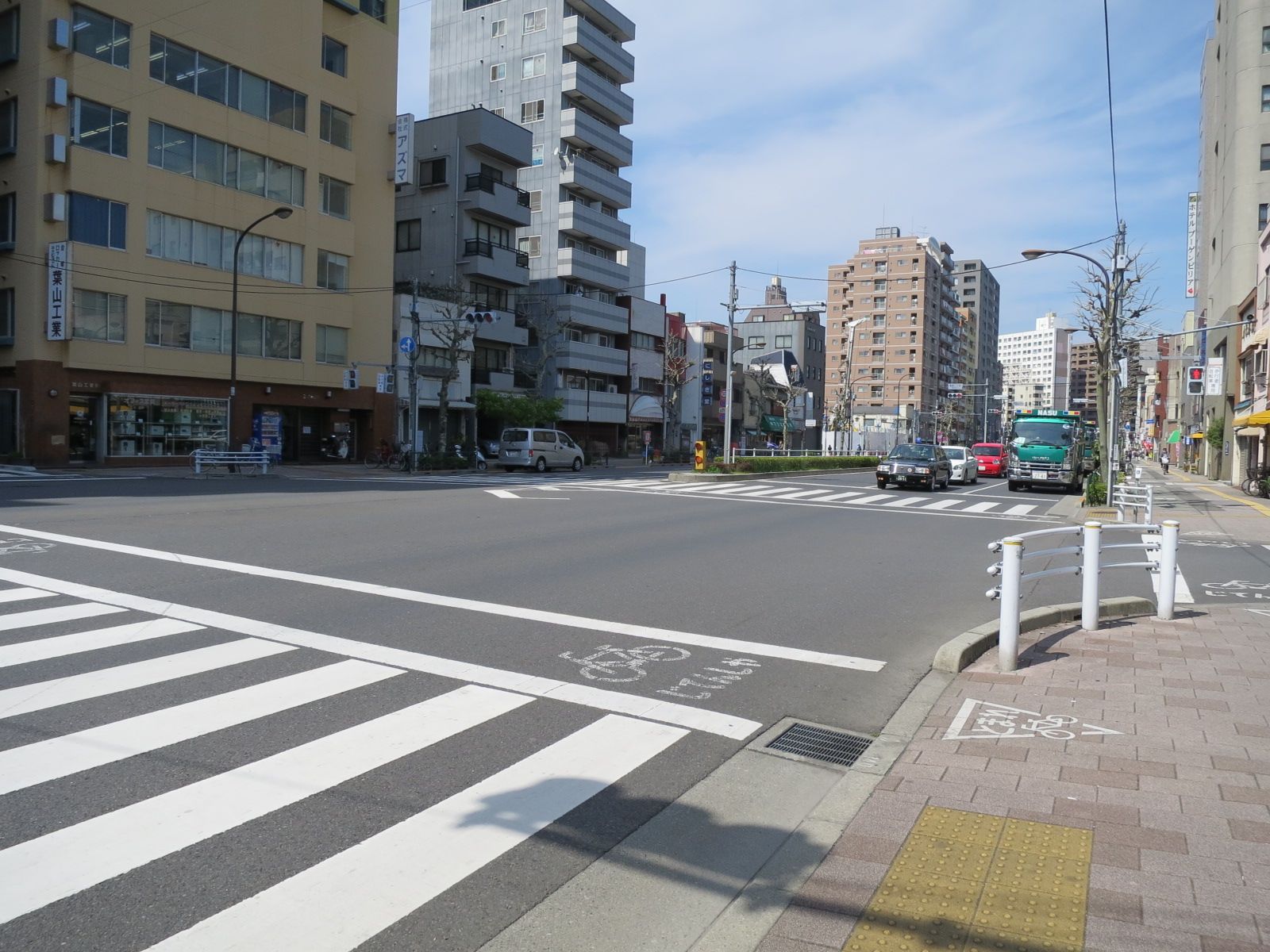 三ノ輪ビル前面の通り