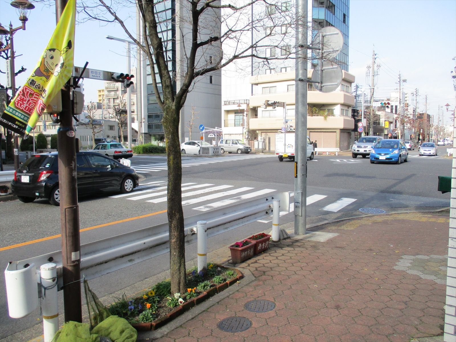 オフィスビル前の通り