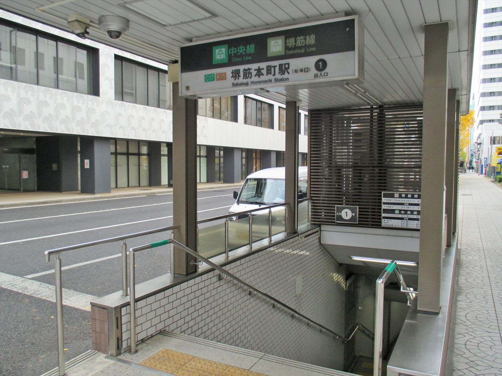 最寄りの「堺筋本町駅」