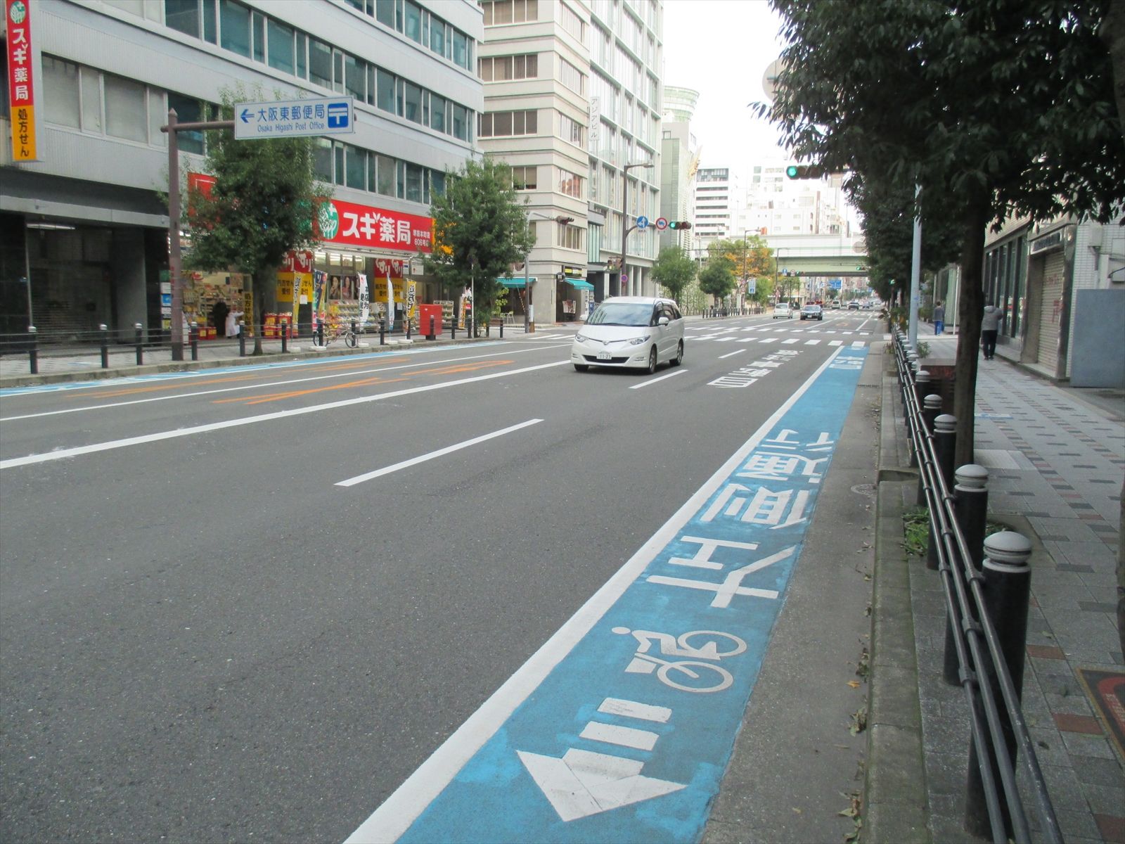 オフィスビル前の本町通