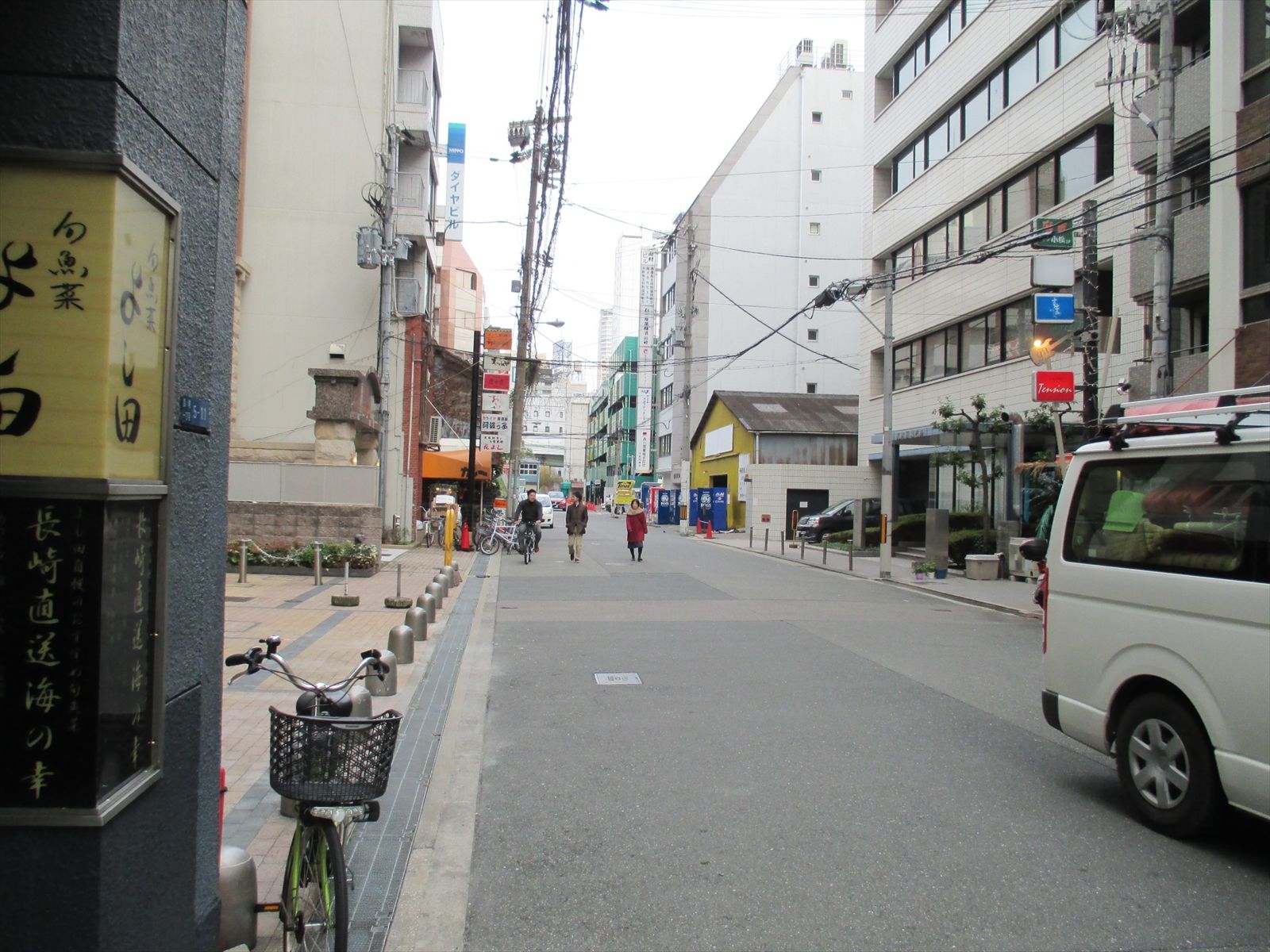ループビル前面の通り