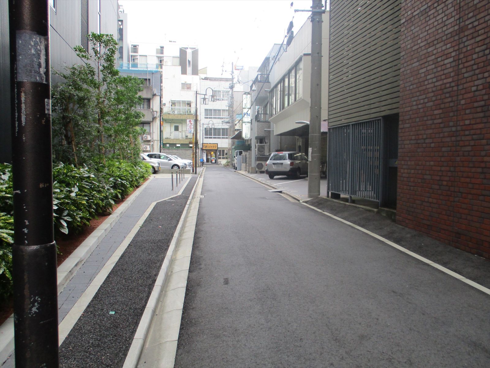 オフィスビル前の通り