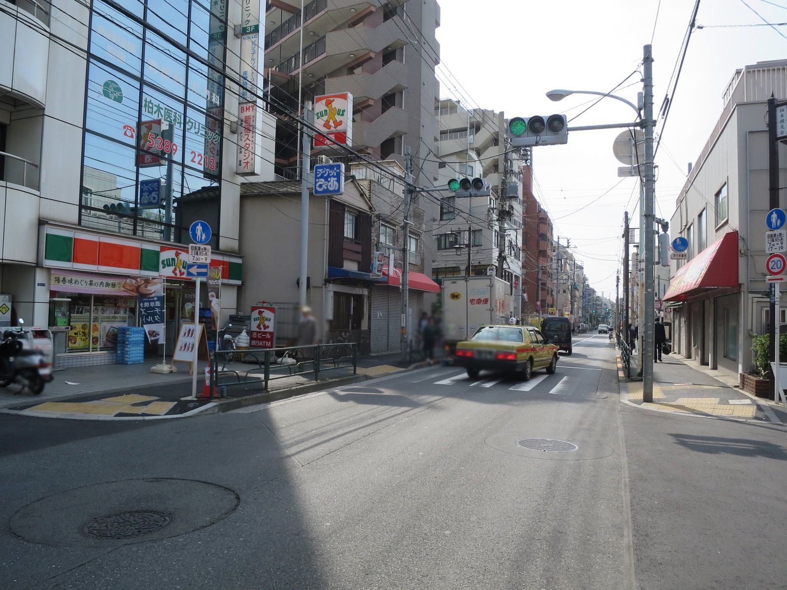弘林ビル前面の大久保通り