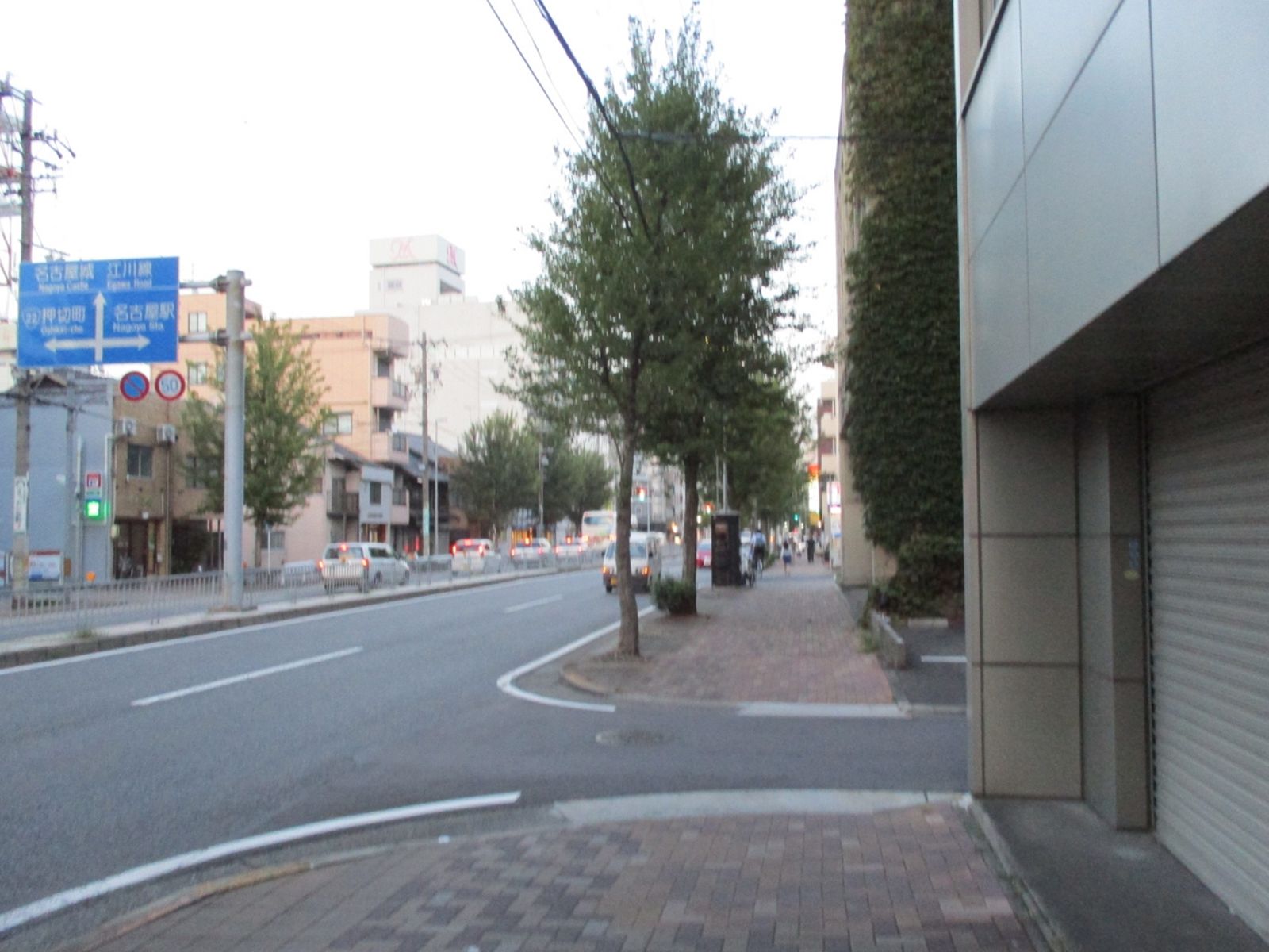 オフィスビル前の通り
