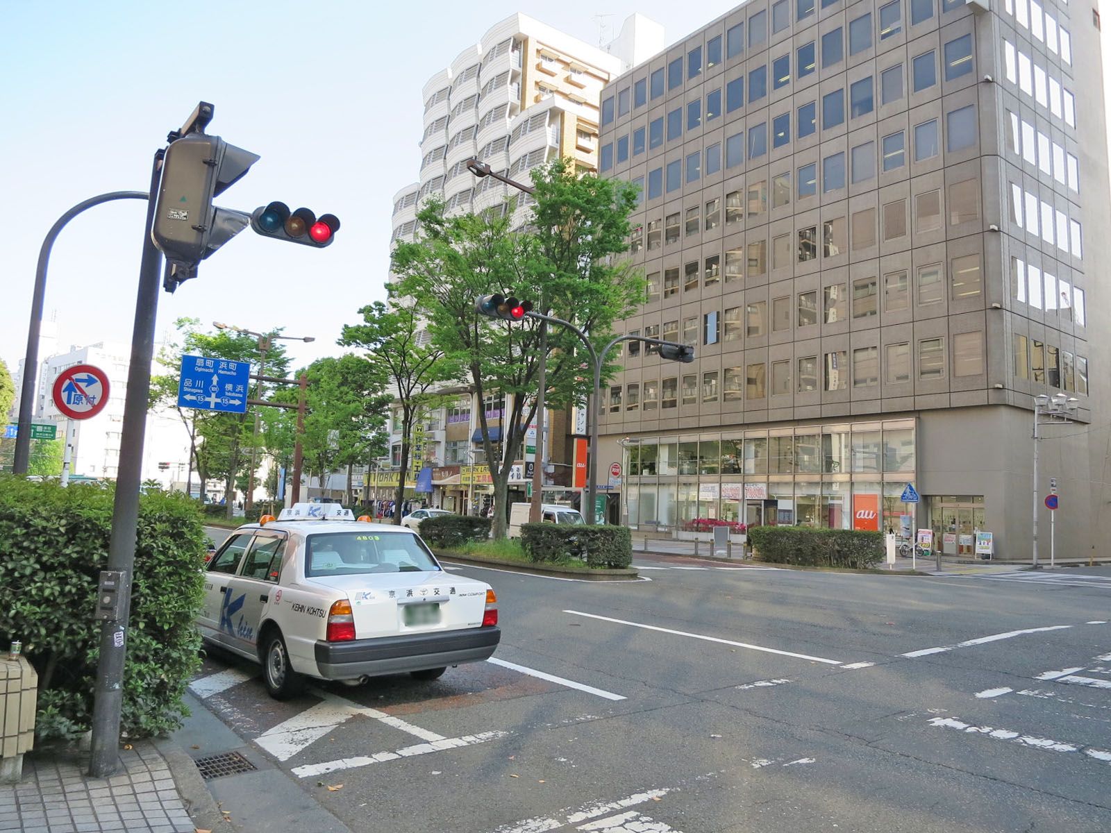 福井ビル前面の通り
