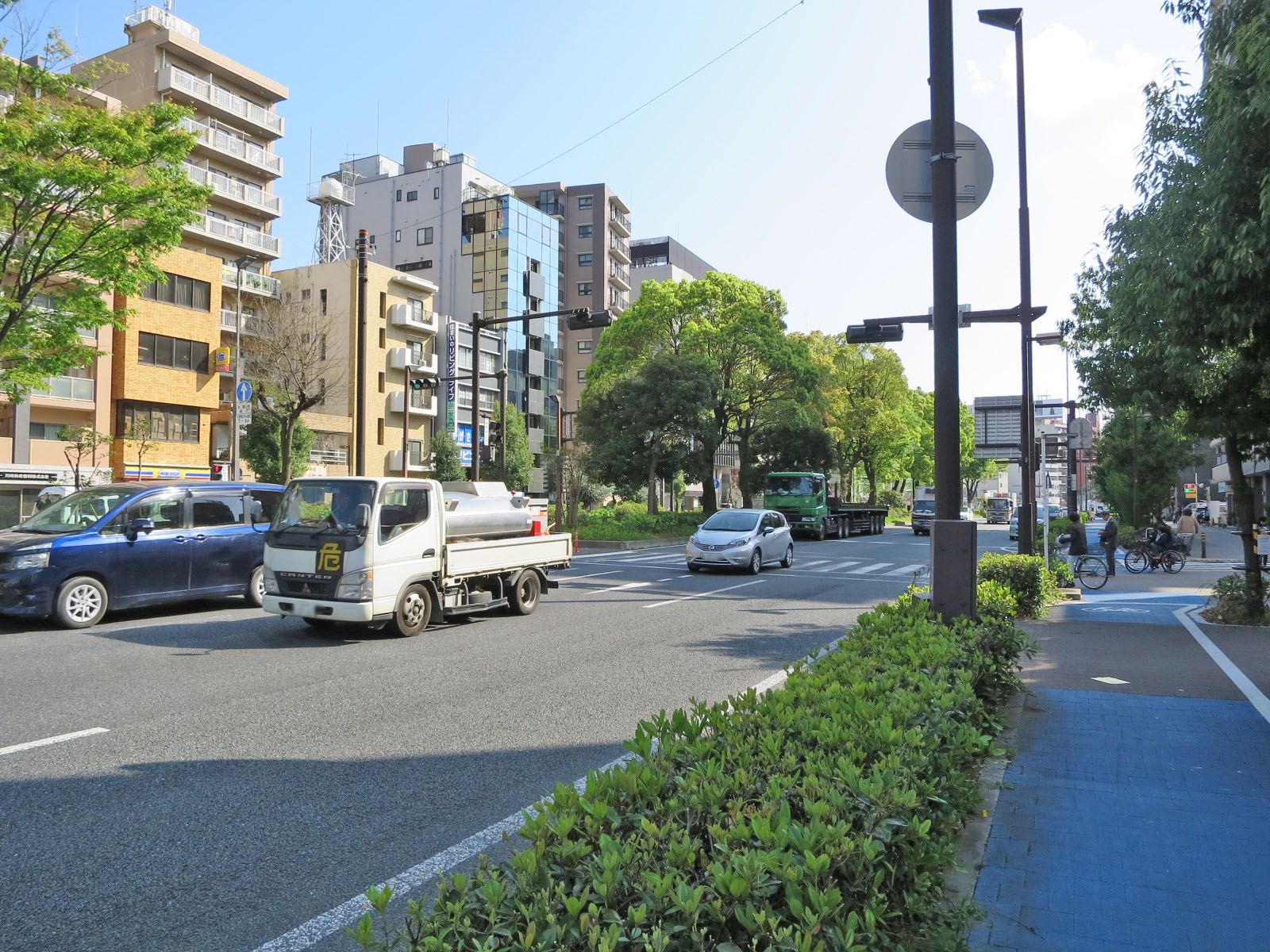 加瀬ビル101全面の通り