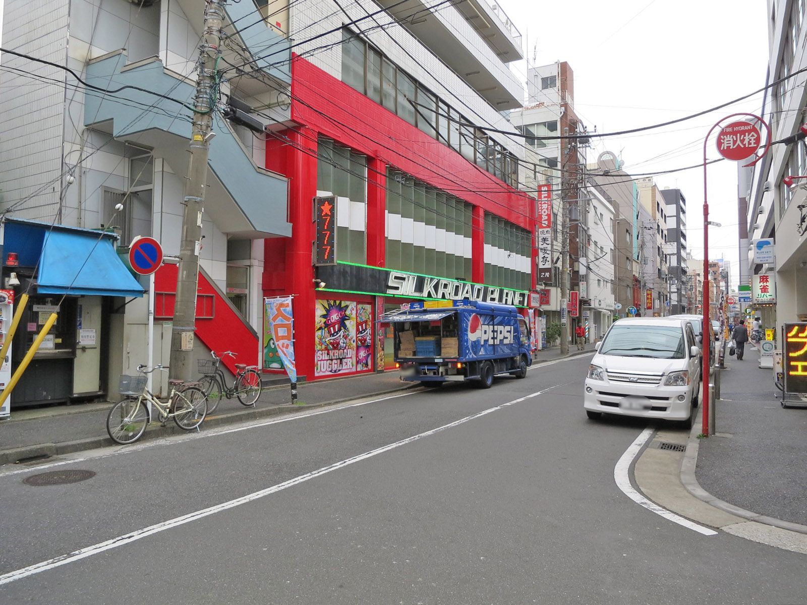 関本ビル前面の通り