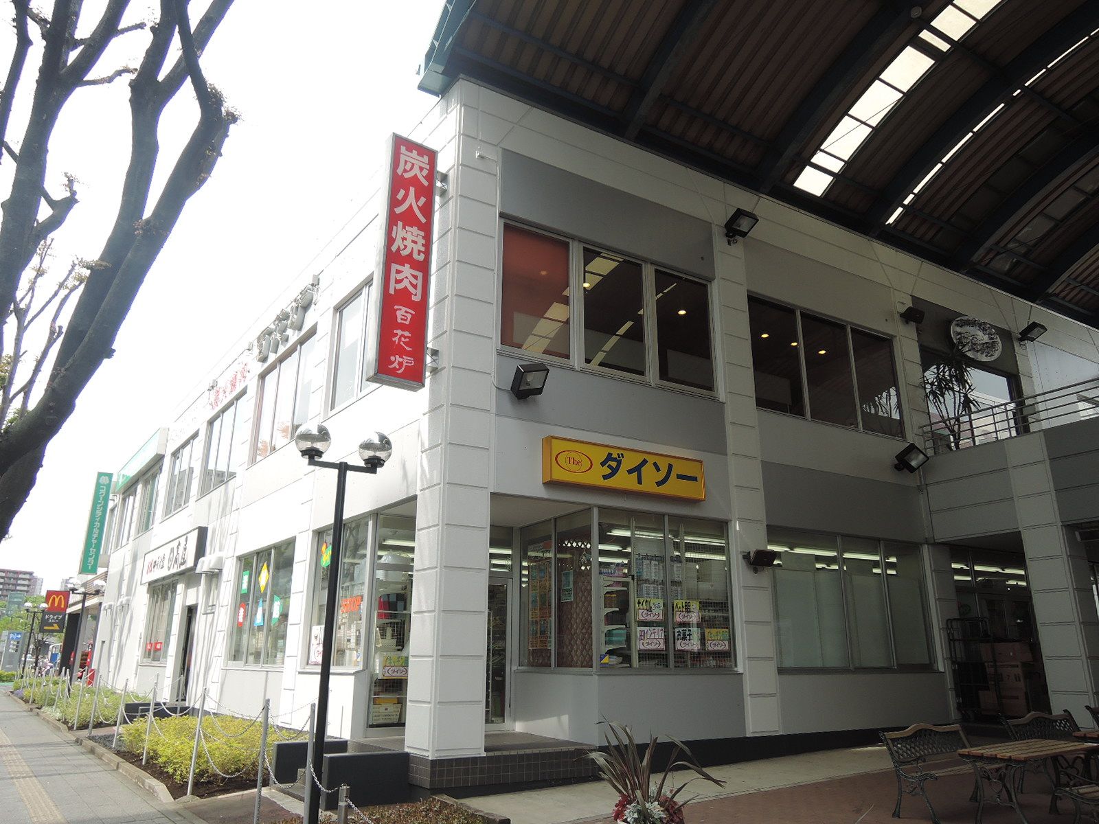 周囲は店舗豊富
