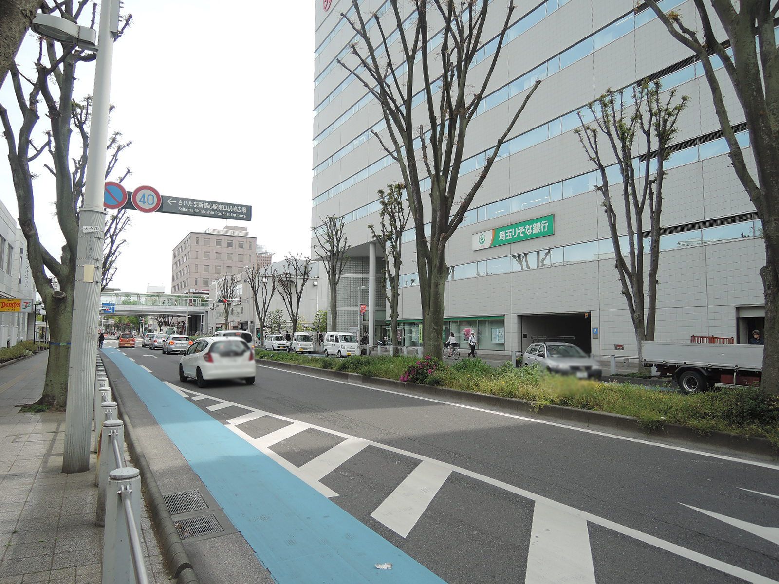 マルキュービル前面の旧中山道