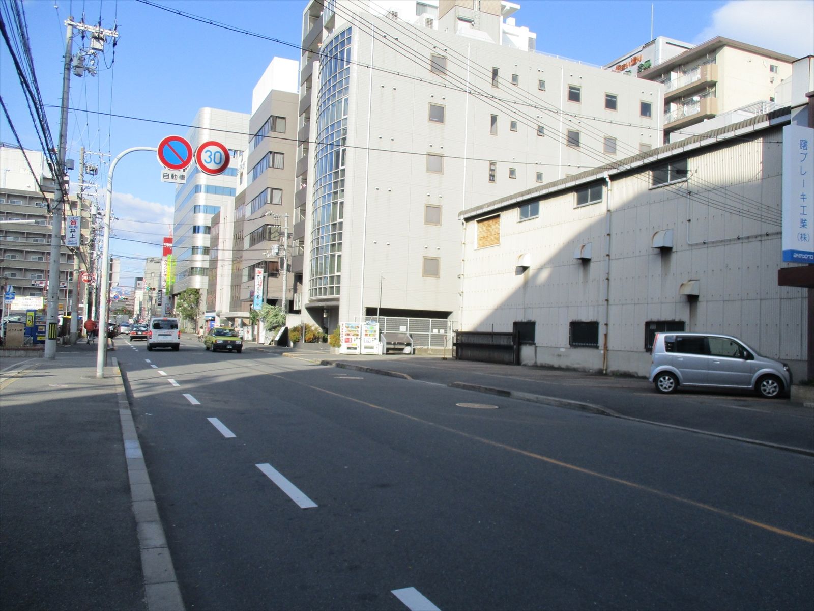 プラトゥビル前面の通り