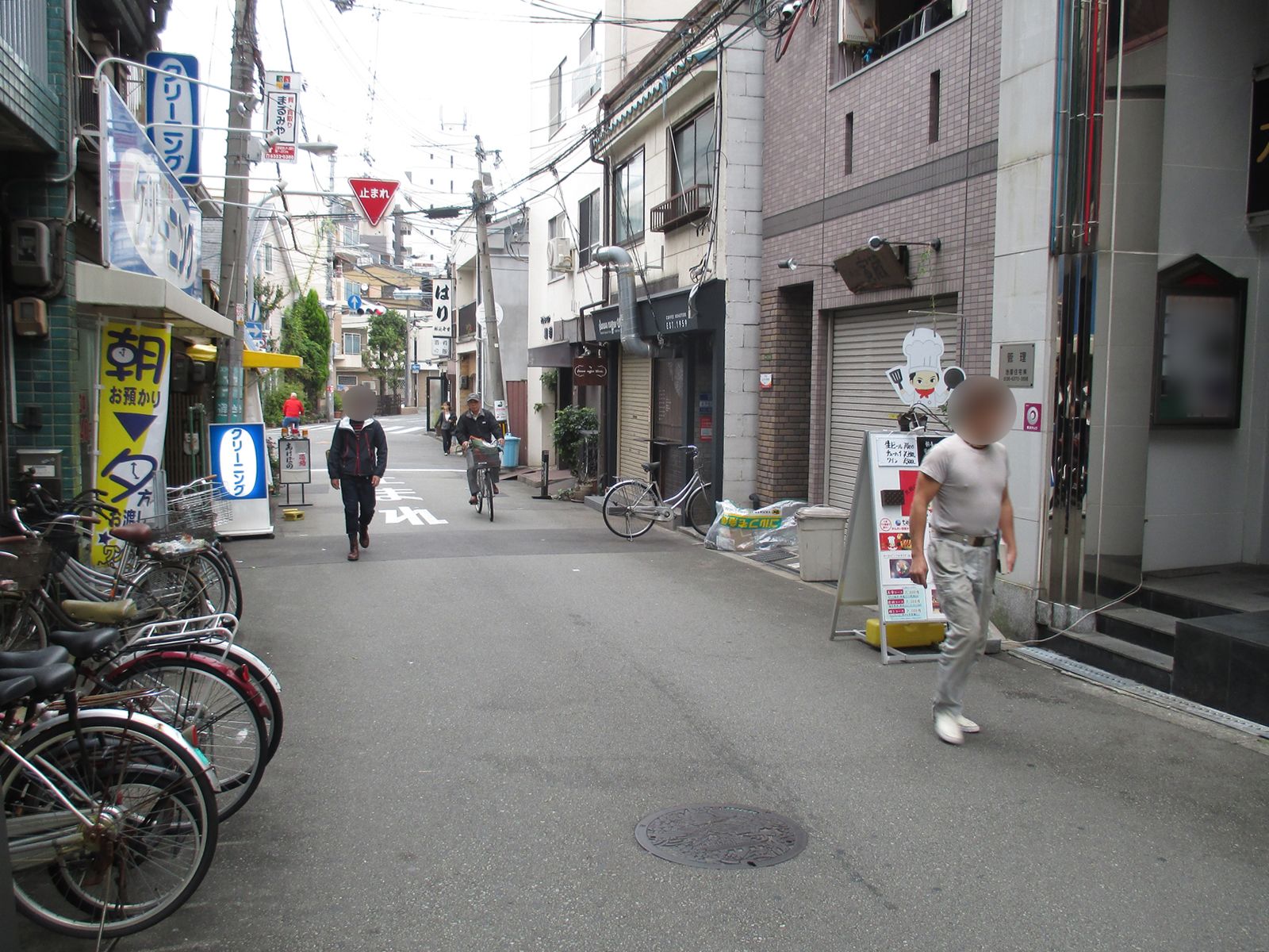 オフィスビル前の通り