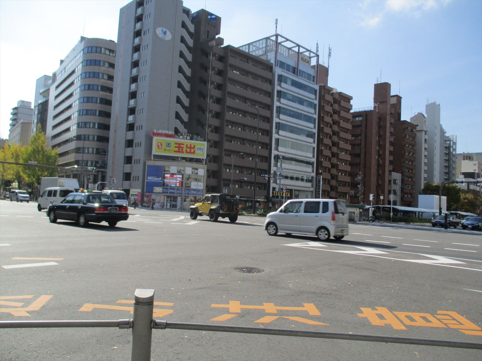 オフィスビル前面道路