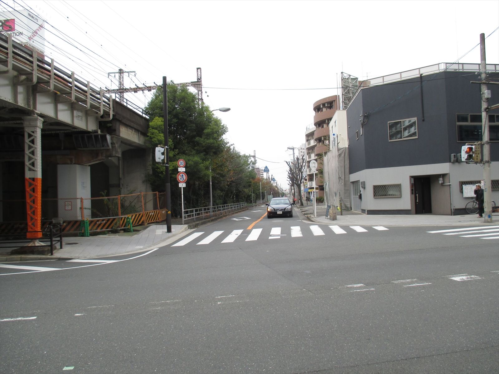 オフィスビル前道路