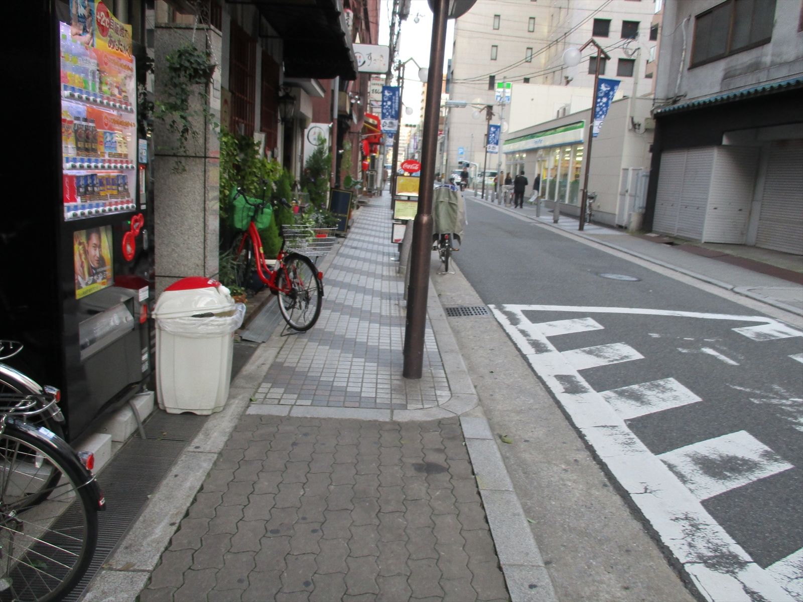 オフィスビル前道路
