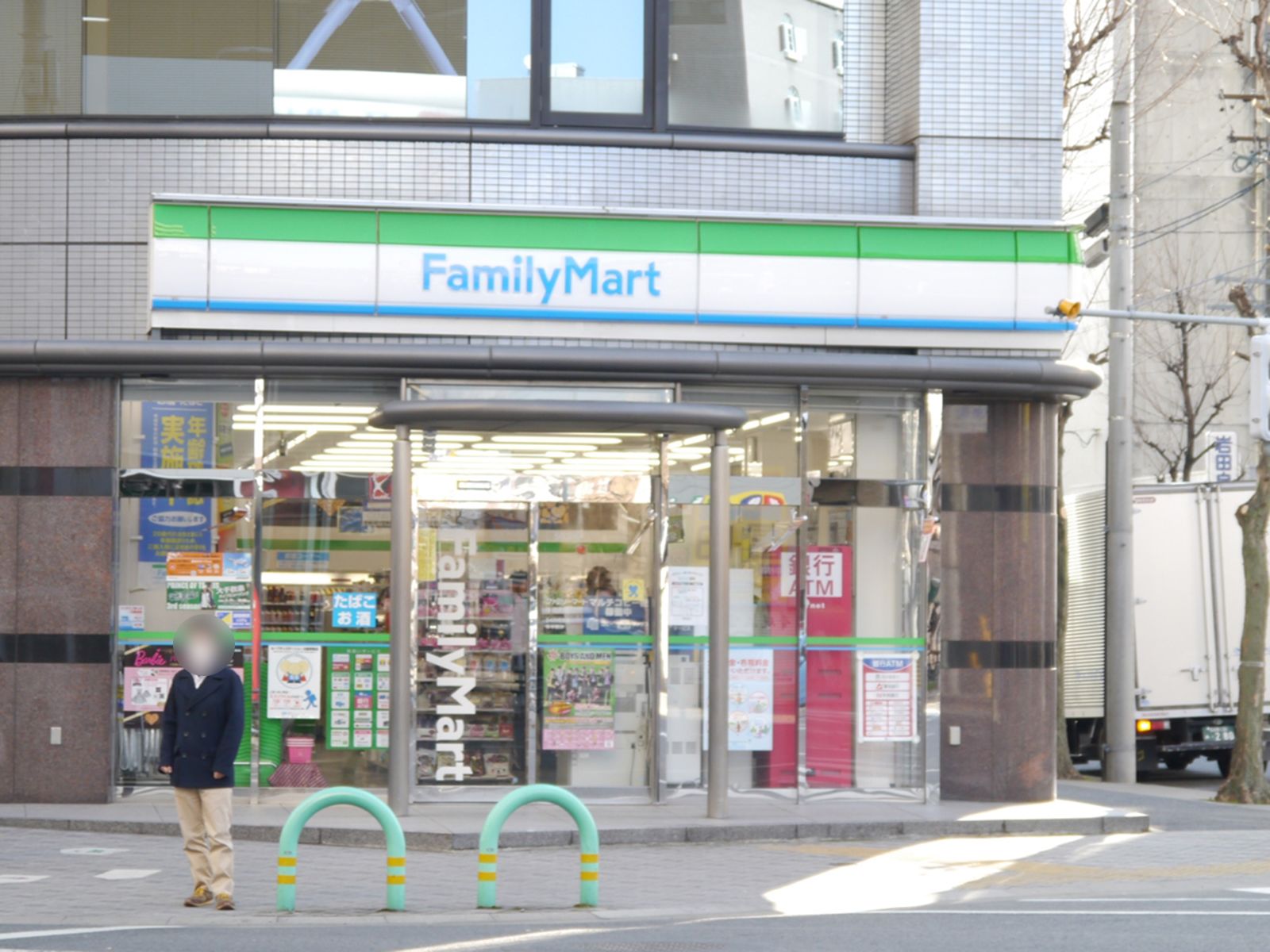 近くのファミリーマート牛島町店