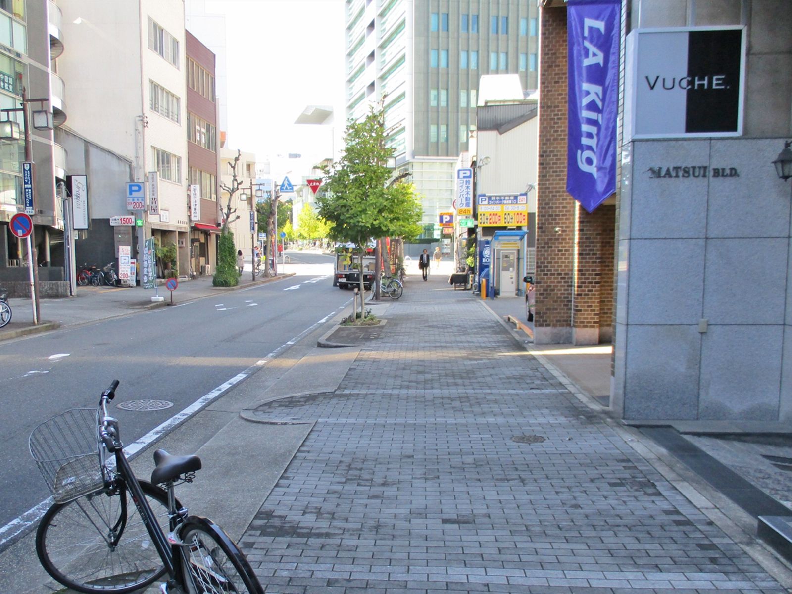 オフィスビル前の通り