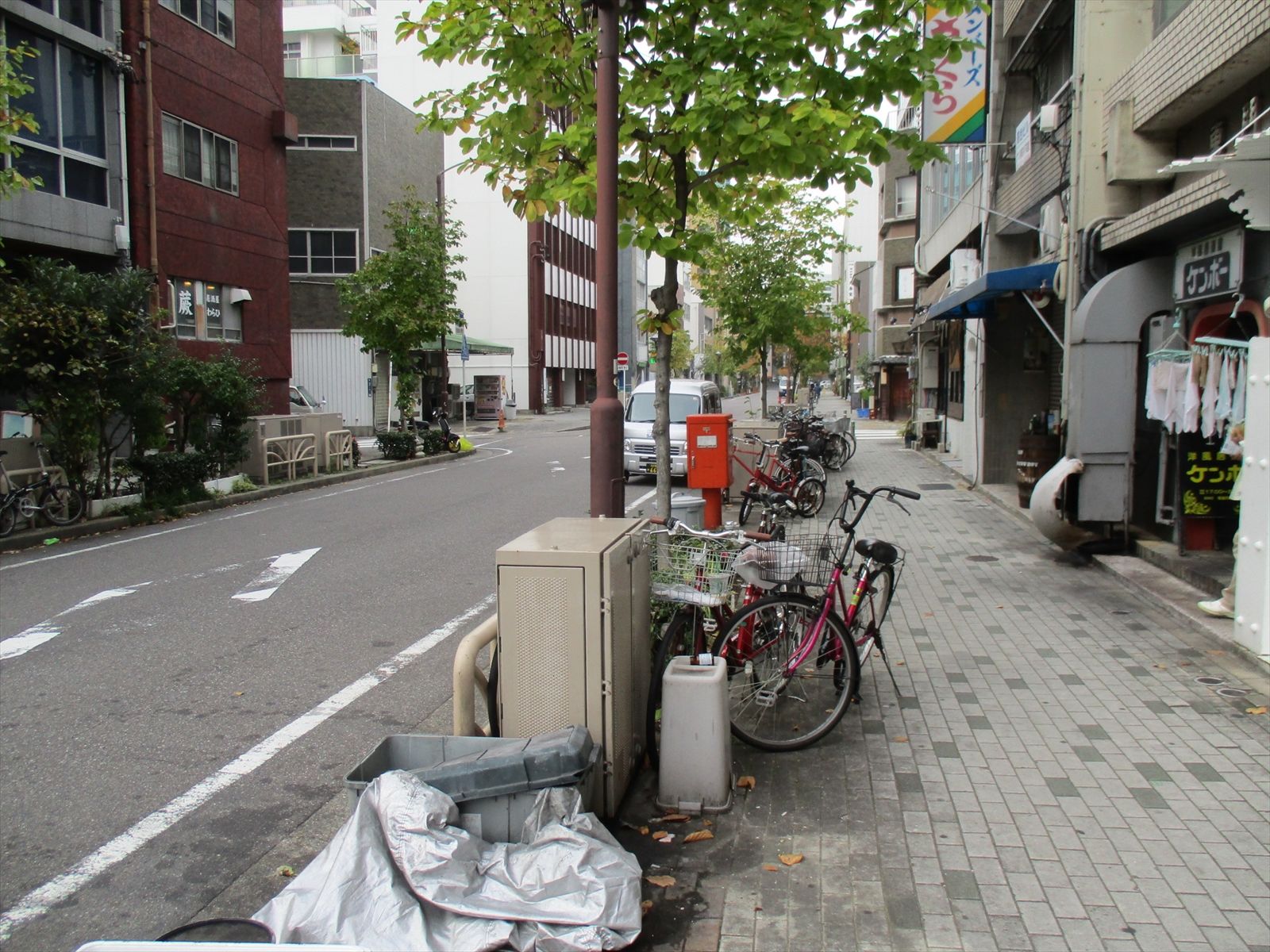 オフィスビル前の通り