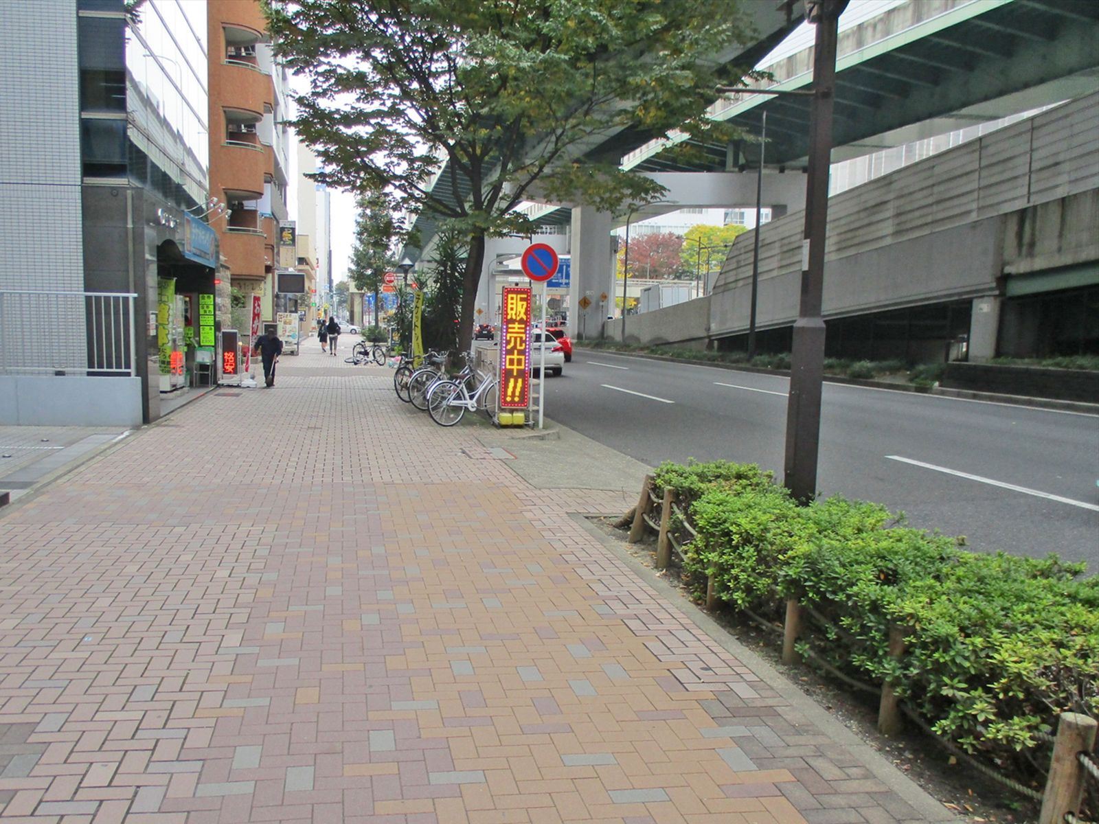 オフィスビル前の通り