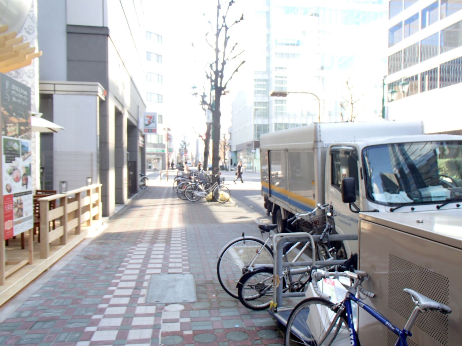 オフィスビル前の通り