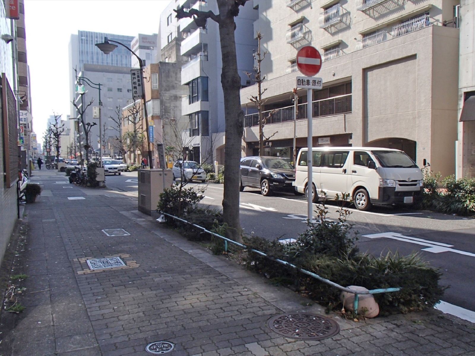 オフィスビル前の通り