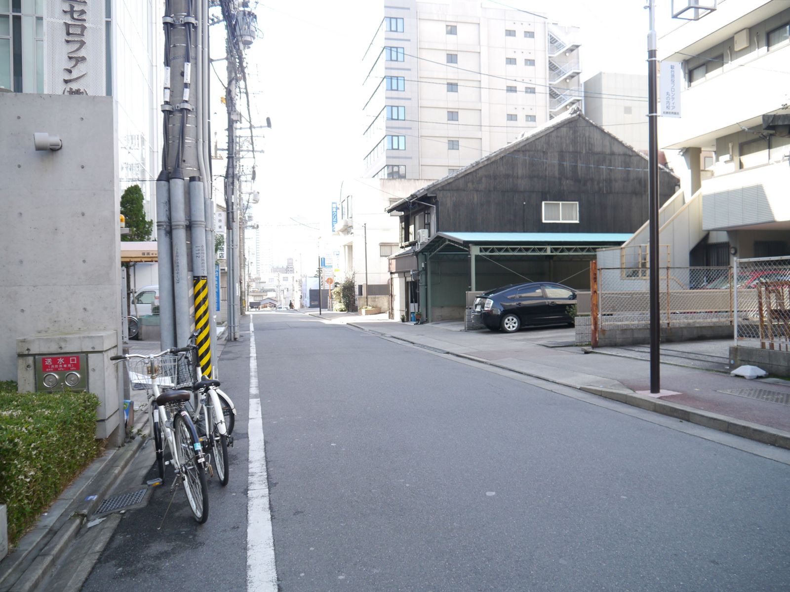 オフィスビル前の通り