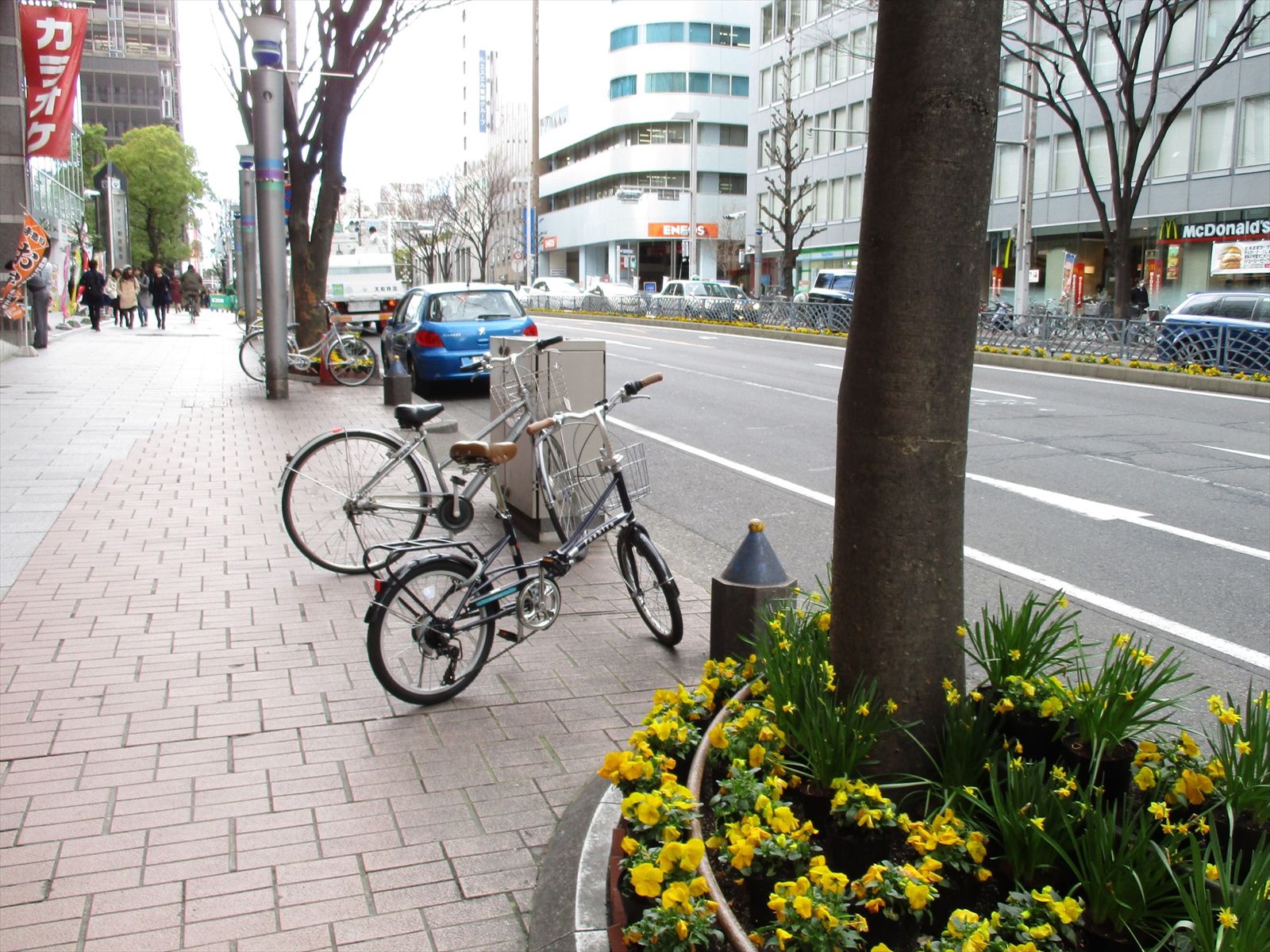 オフィスビル前の通り