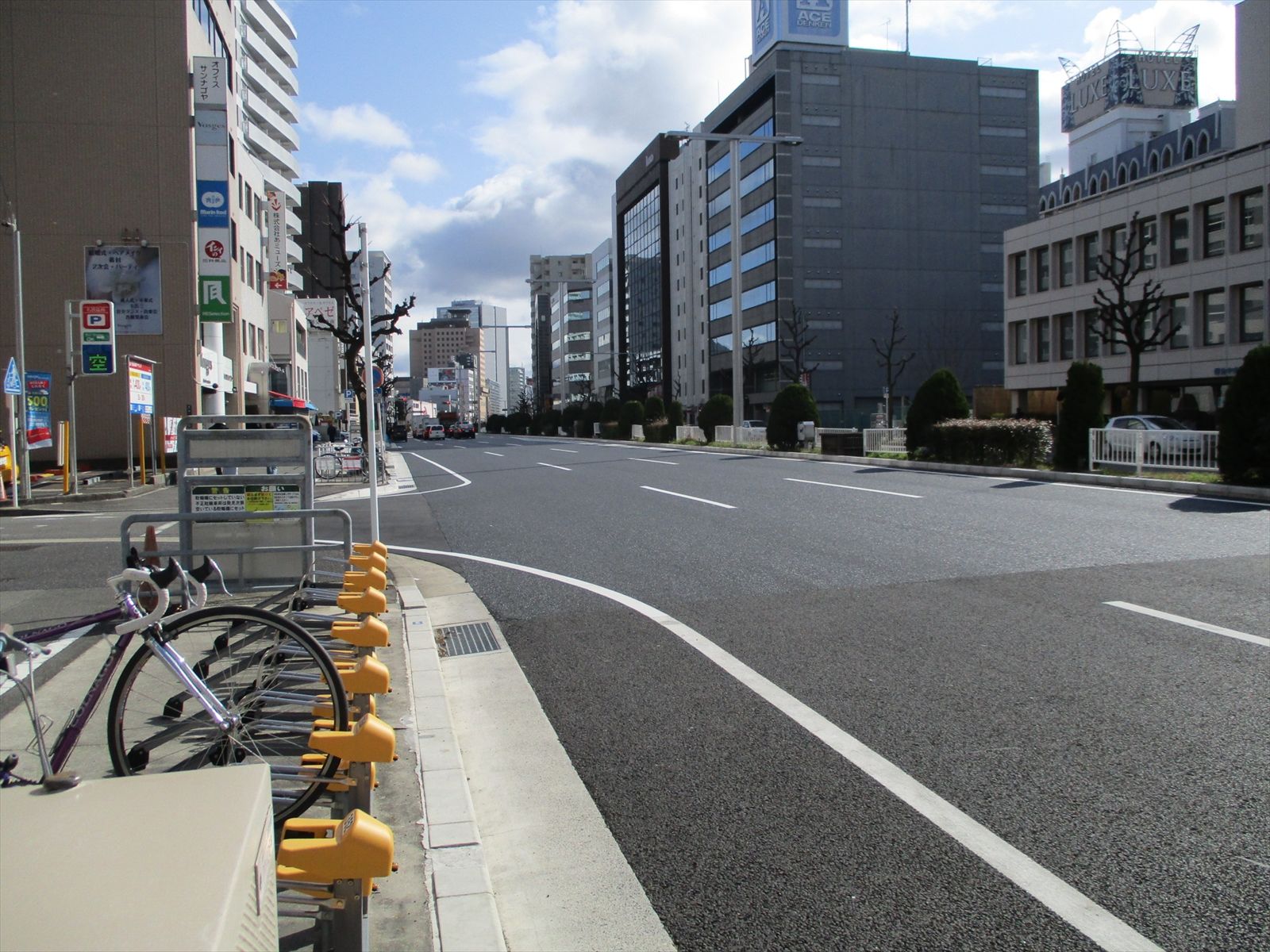 貴久ビル前面の錦通