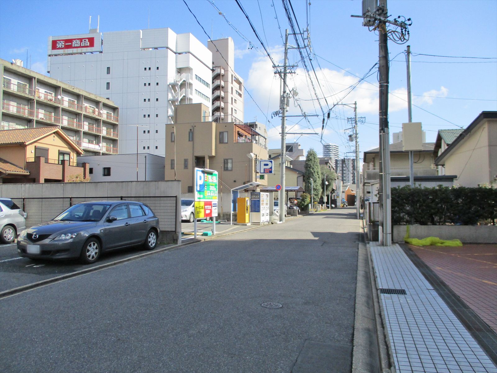 オフィスビル前の通り