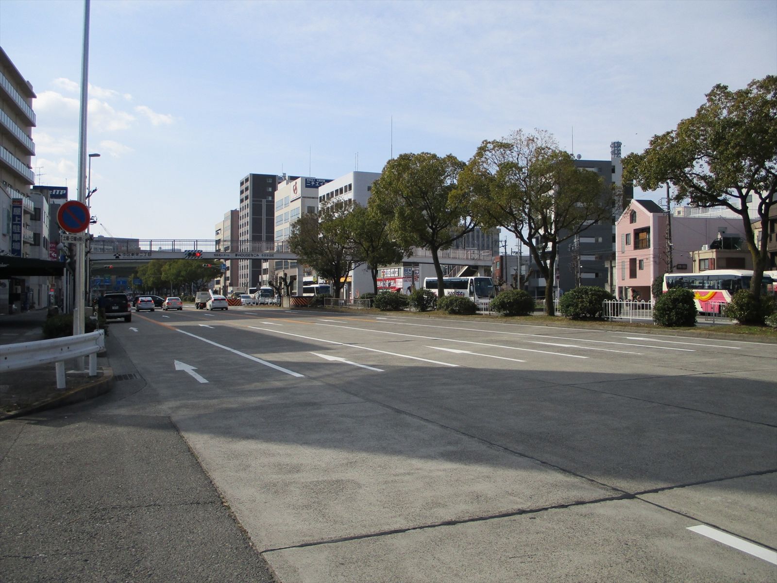 オフィスビル前の通り