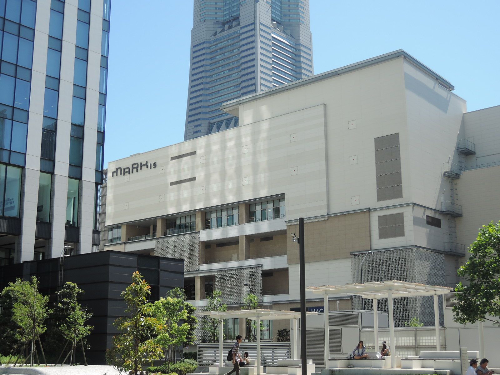 斜め向かいのMARKIS